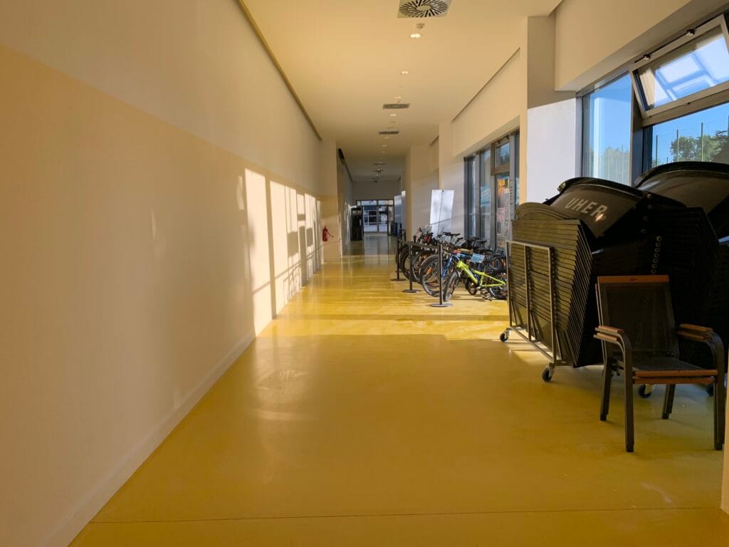 chodba-sportcentrum-repy-praha.jpg Průchozí atrium v SC Řepy – ukázka revitalizace veřejných prostor v Praze