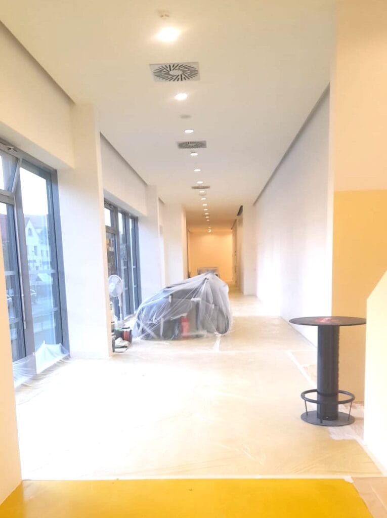 Průchozí atrium v ​​SC Řepy – ukázka revitalizace veřejných prostor v Praze